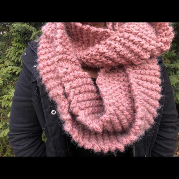 Rose infinity scarf - Picture 2 of 3